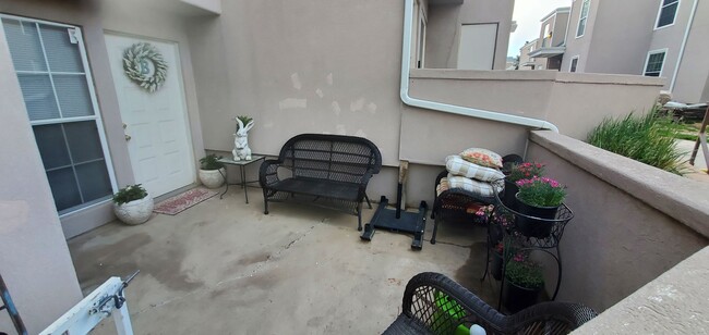 Building Photo - 2 Bedroom Townhome with Pool and Clubhouse/Centrally Located!!