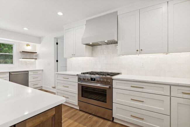 Building Photo - Completely renovated ranch 4BR/4BA ranch h...