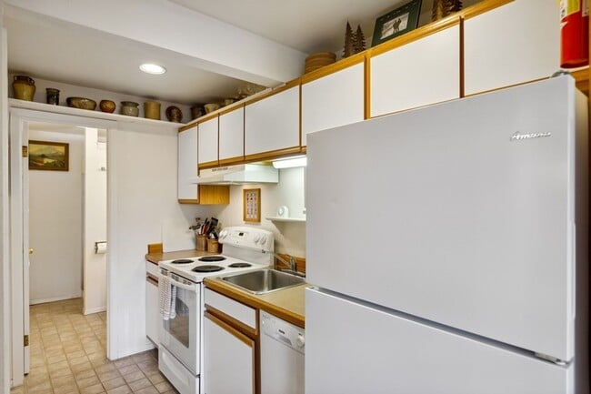 Building Photo - 1 bedroom, 1 bath condo on Whitefish Lake