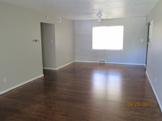 Building Photo - Amazing 3-bed 2-bath Rental in Midwest Cit...