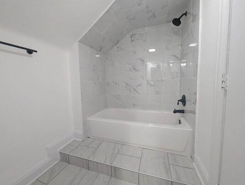 Building Photo - 1520 W Melrose St