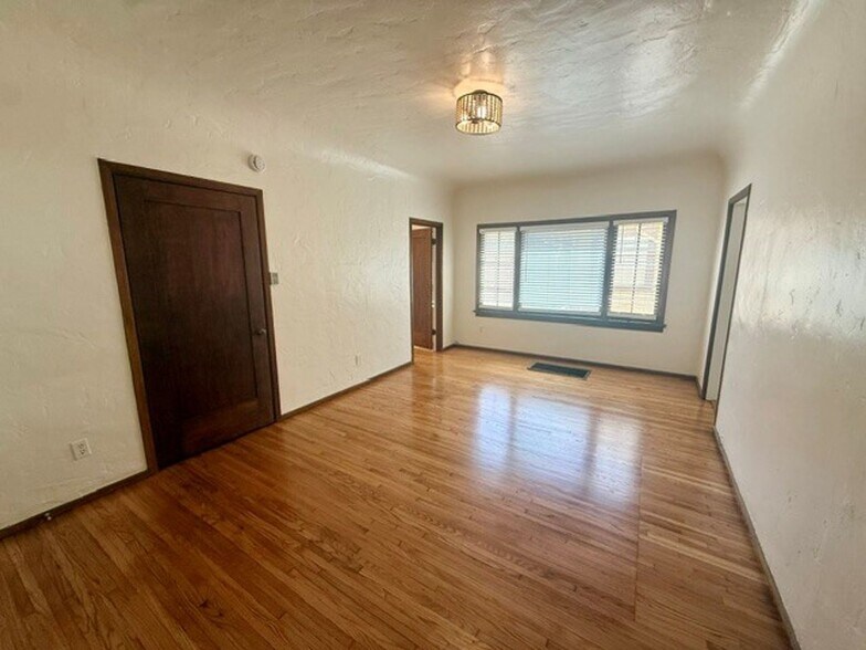 Building Photo - 1844 E 5th St. #3