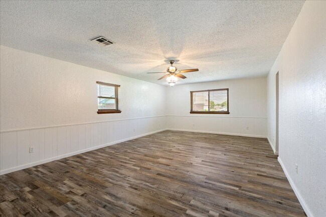 Building Photo - 2102 Canary Ave