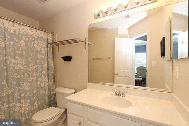Building Photo - Beautiful 3-Bedroom, 2.5-Bath End-Unit Gar...