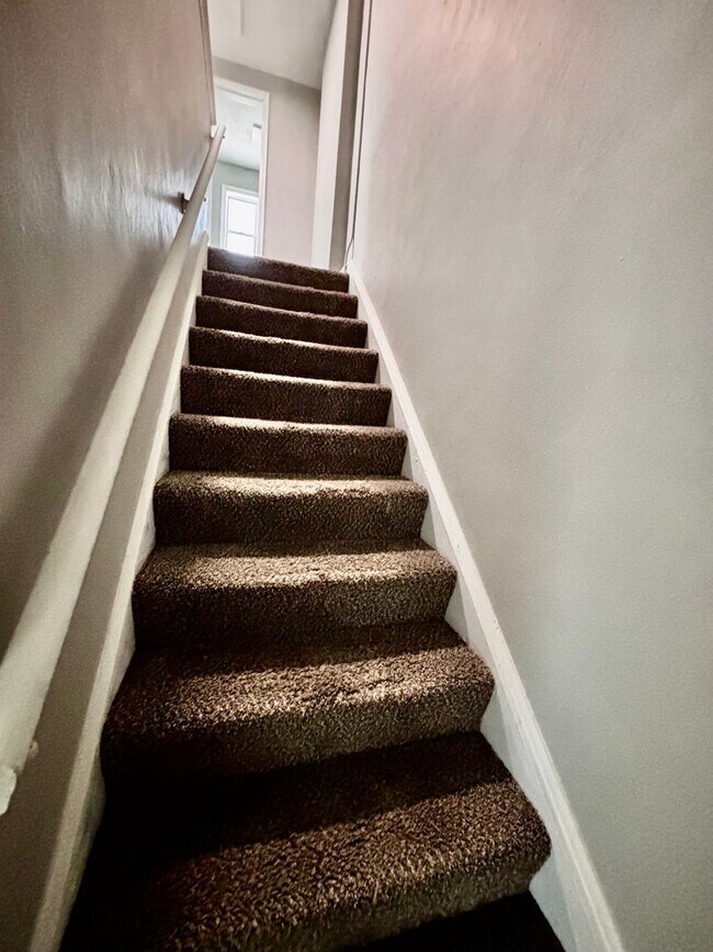 Building Photo - Spacious 3 bedroom 1.5 bath townhome with ...