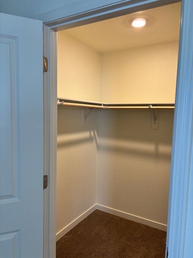 Building Photo - MOVE IN SPECIAL - 1/2 OFF THE 1ST MONTH RENT FOR QUALIFIED APPLICANT(S) AND RENTAL AMOUNT JUST RE...