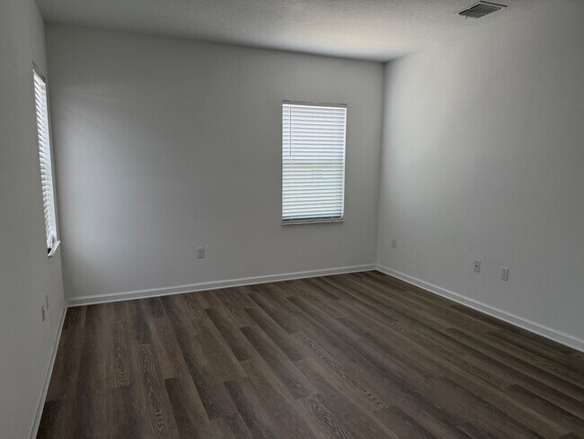 Building Photo - 4 bed 2.5 bath single family