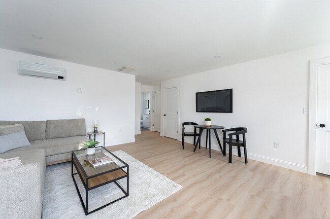 Building Photo - 7 Kenoza Ave