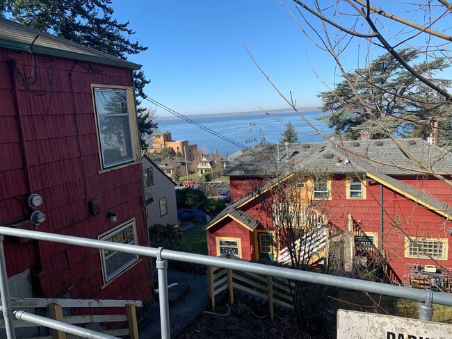 Building Photo - Bay-View 1Bed/1Bath Duplex Near WWU