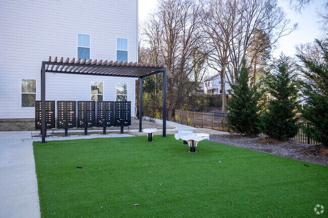 Building Photo - Townes at Five Points