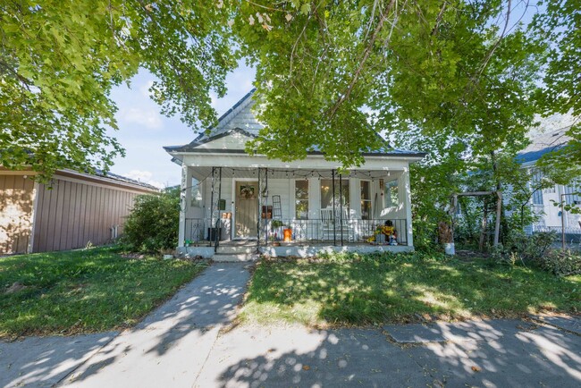 Primary Photo - CUTE 3 BED 3 BATH HOME CLOSE TO HISTORIC D...