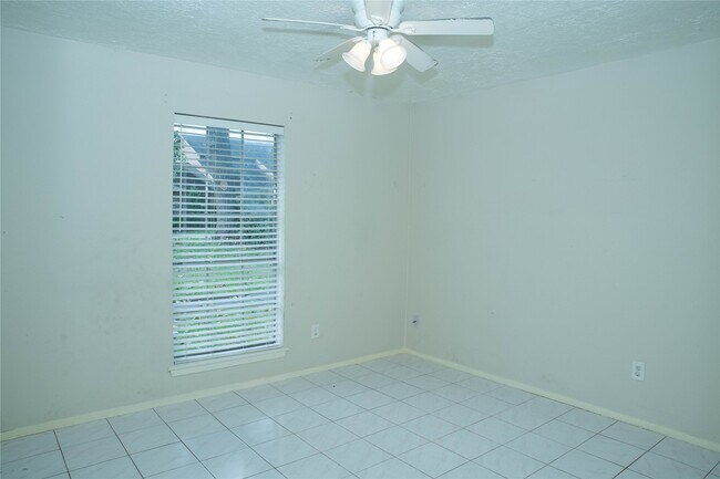 Building Photo - 6411 S Briar Bayou Dr