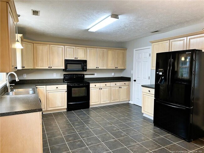 Building Photo - 2940 Amelia Dr