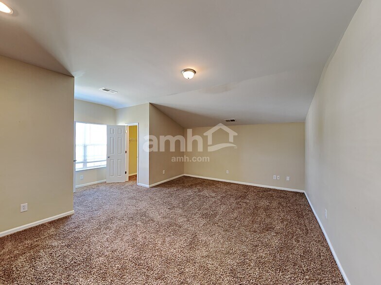 Building Photo - 577 English Oak Cir