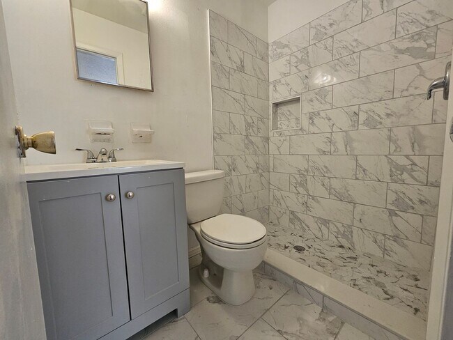 Building Photo - Beautifully Renovated 3-Bedroom, 2-Bath Ho...