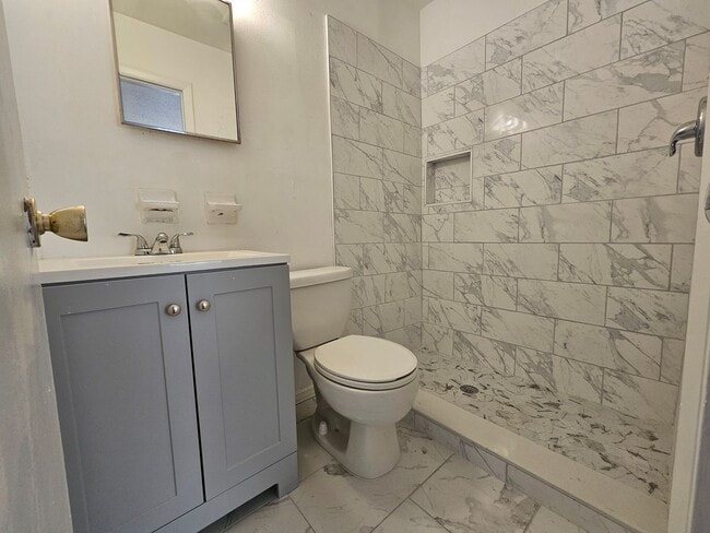 Building Photo - Cozy 3 Bedroom 2 bathroom Home in Prime Or...