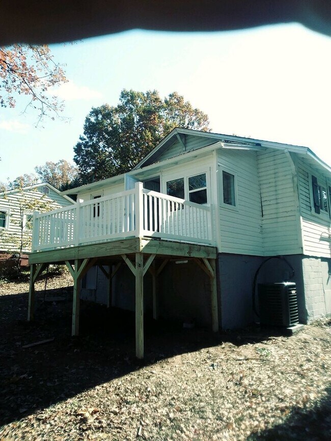Building Photo - Adorable 2 Bed/1 Bath Single Story Home - Statesville - Covered Front Porch - Back Deck - Washer/...