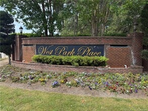 Building Photo - 1319 Braybrooke Pl