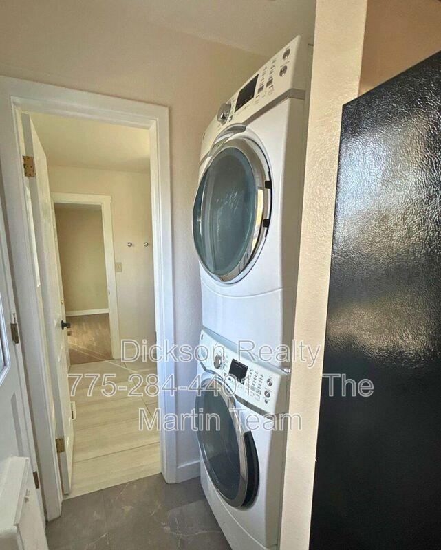 Building Photo - 640 James Ln