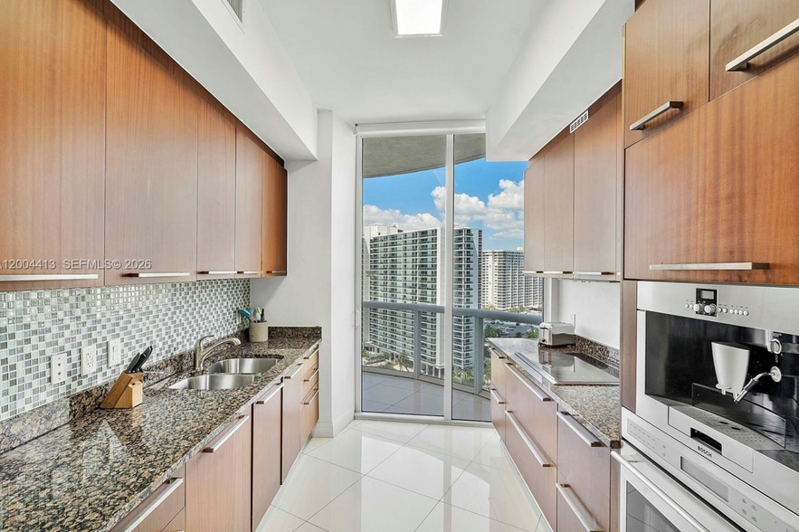 Building Photo - 15811 Collins Ave
