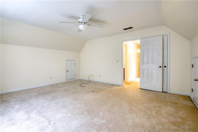 Building Photo - 2232 Woodbriar Dr