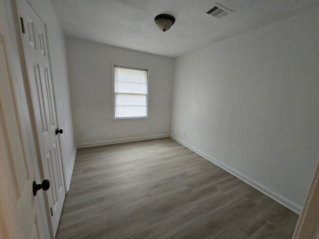 Building Photo - Great Price for this Updated Home