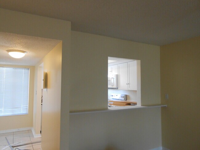 Building Photo - 220 S 5th St