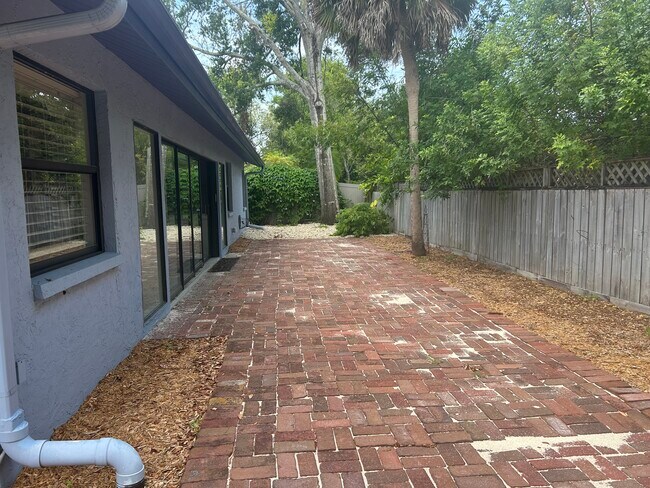 Building Photo - 4137 Woodview Dr