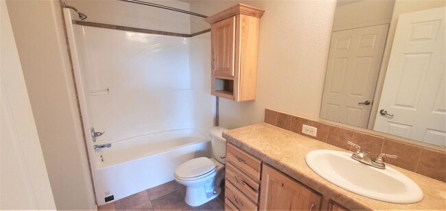 Building Photo - 2 Bedroom 1.5 Bathroom & 1 Car Garage For ...