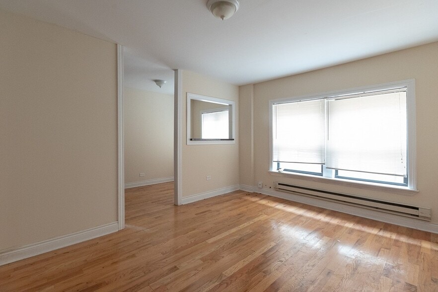 Building Photo - 617 W Cornelia Ave