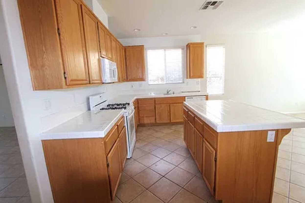 Building Photo - 40269 Miklich Dr