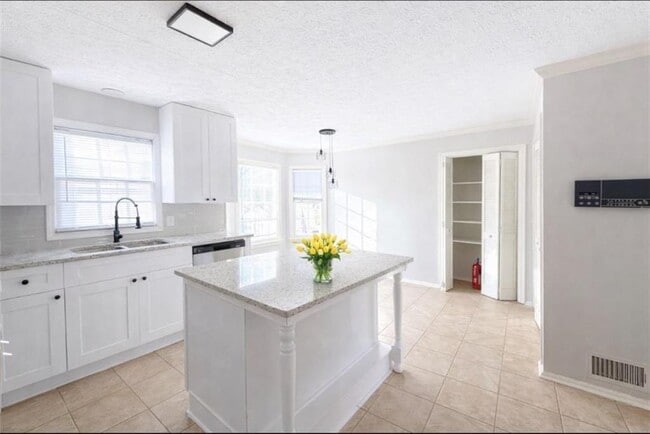 Building Photo - 1960 McEachern Manor Dr