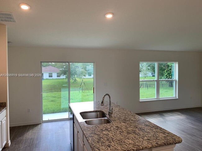 Building Photo - 2217 SW Halissee St