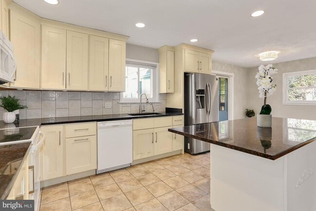 Building Photo - 2032 Greenwich St