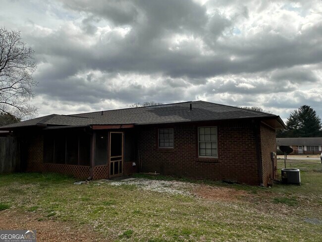 Building Photo - 41 Lois Rd SW