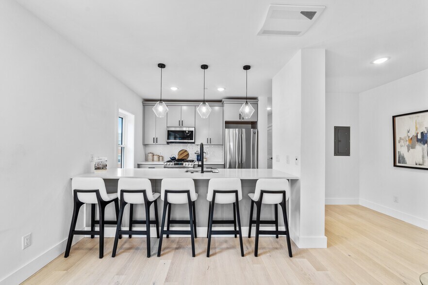 Building Photo - 208 Spencer Ave