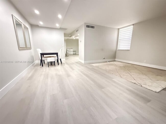 Building Photo - 20200 W Country Club Dr