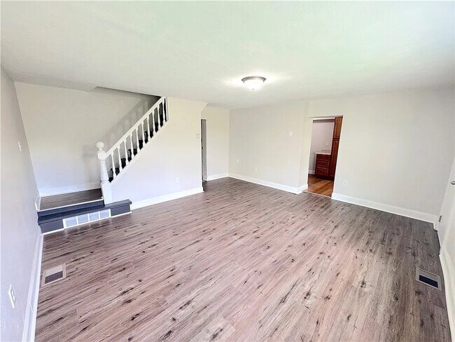 Building Photo - 2528 Homehurst Ave