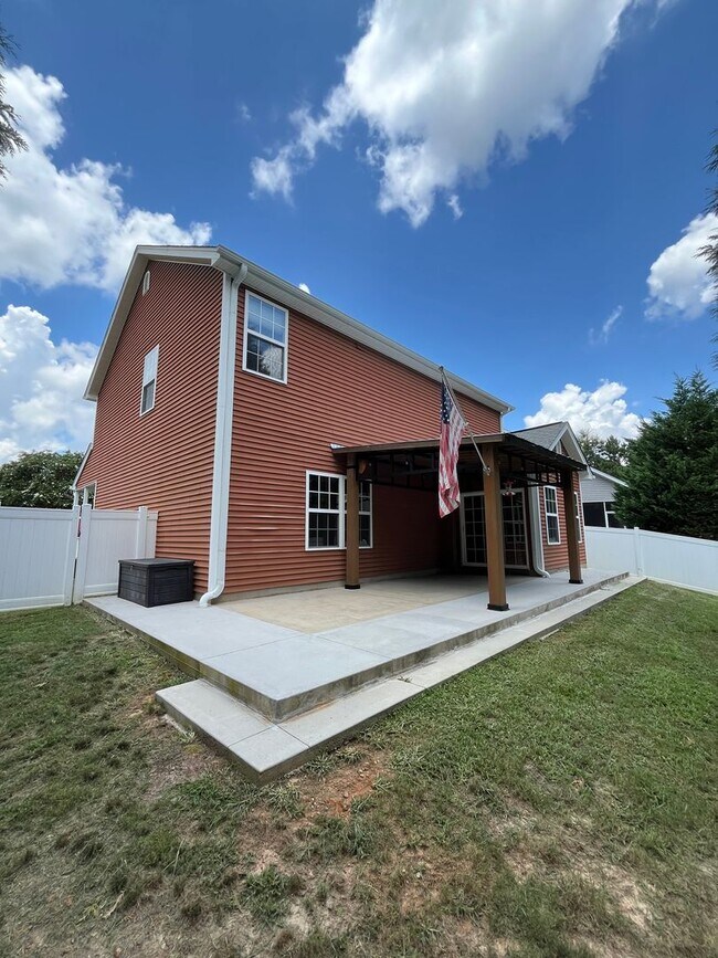 Building Photo - Stunning 3 Bed 3 Bath Home