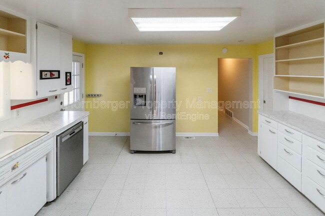 Building Photo - 2324 E South Crescent Ave