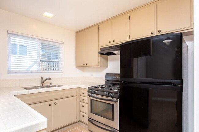 Building Photo - Spacious 2 Bedroom / 1.5 Bath Condominium ...