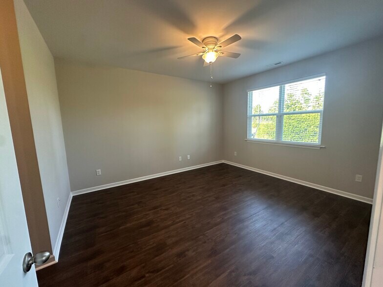 Building Photo - 8170 E Highcroft Dr NE