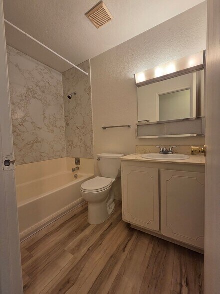 Building Photo - House: 3 Bedroom / 2 Bathroom - Loomis