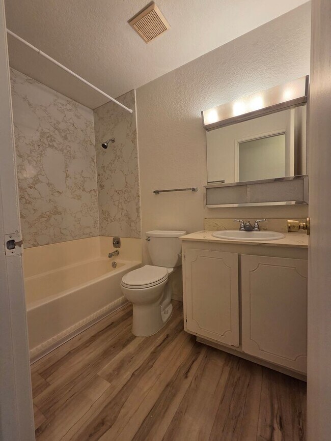 Building Photo - House: 3 Bedroom / 2 Bathroom - Loomis