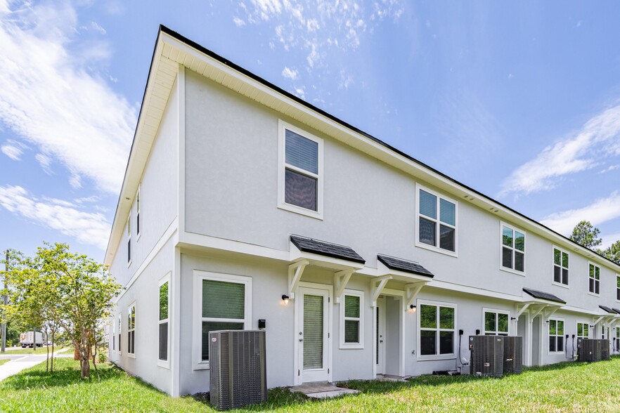 Building Photo - Waterside Townhomes at River City