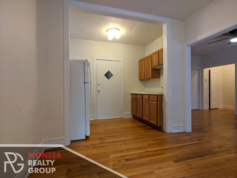 Building Photo - 630 W Cornelia Ave