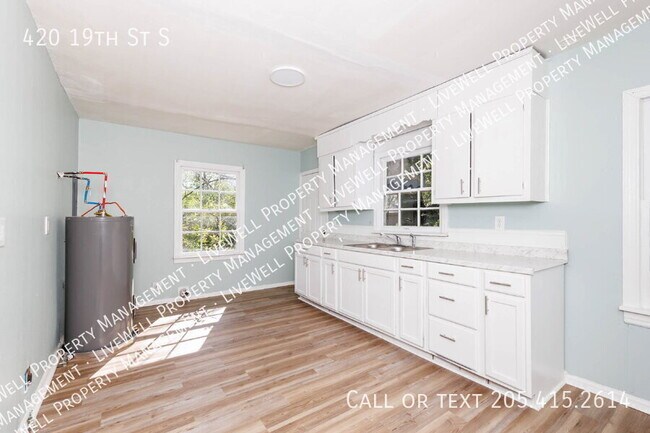 Building Photo - 420 19th St S