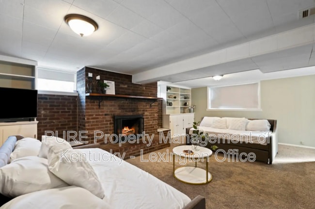 Building Photo - 2104 Tamarack Dr