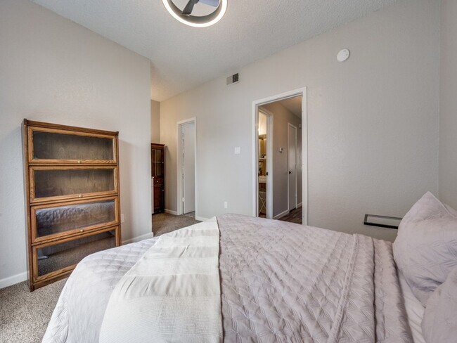 Building Photo - 1603 Marsh Ln