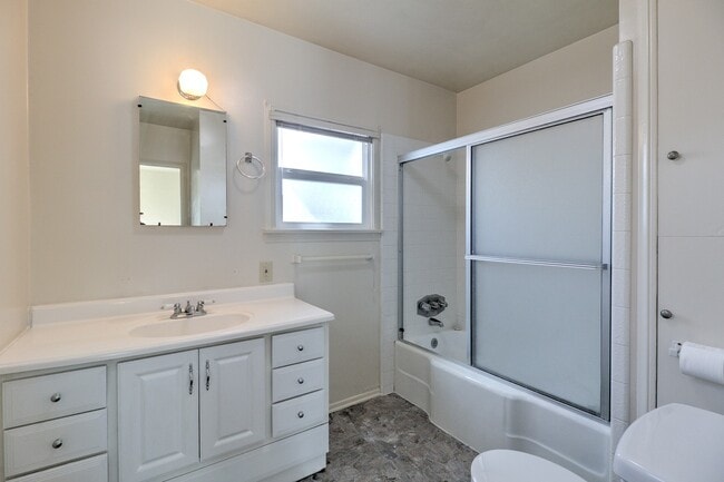 Building Photo - PRICE REDUCTION & MOVE IN SPECIAL! 1320 1/2 E. Colton Ave. Cozy 1 bedroom, 1 bathroom Redlands Co...